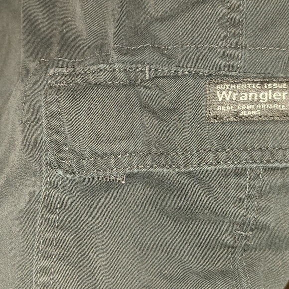 Wrangler Cargo Shorts - Picture 4 of 11
